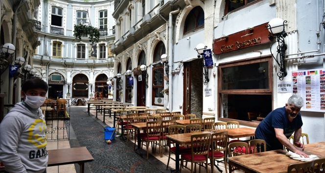 Taksim&#039;de restoran ve kafeler yeni normale hazır