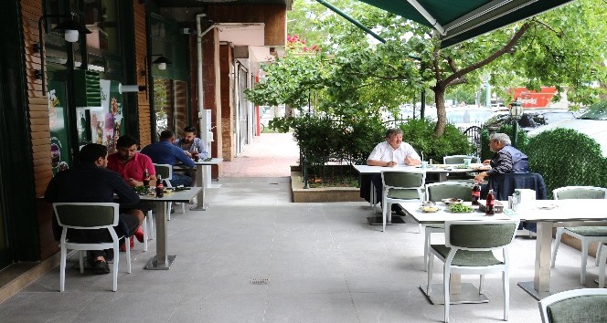 Konya’da restoranlarda sosyal mesafeye uyuluyor