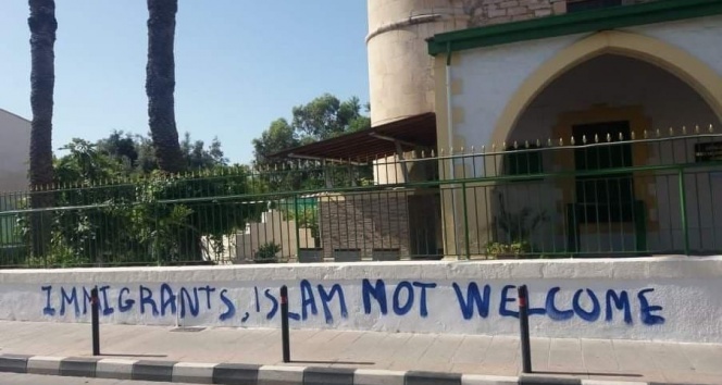Güney Kıbrıs’ta camiye çirkin saldırı