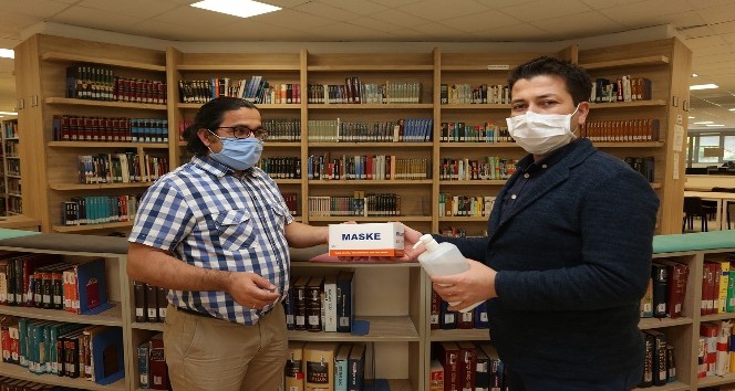 PAÜ yeni döneme dezenfektan ve maske dağıtımı ile başladı