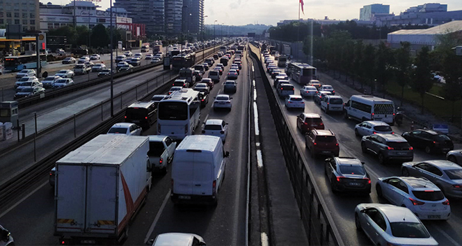 İstanbul’da oluşan trafik yoğunluğu havadan görüntülendi