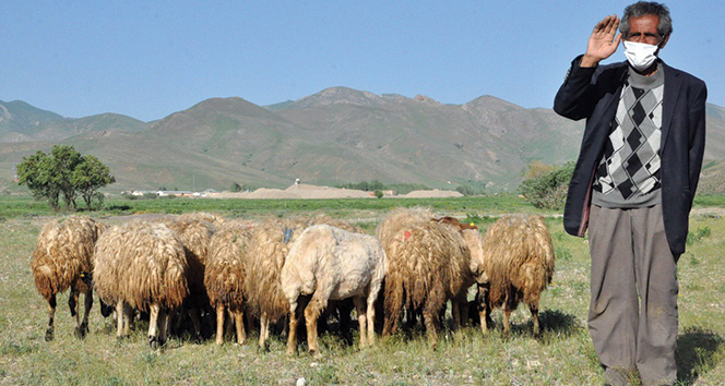 Bakan Pakdemirli: &#039;Mehmet Emin amcamıza 20 koyun hediye ettik&#039;