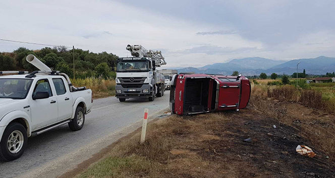 İzmir’de kamyonet ile otomobil çarpıştı: 5 yaralı