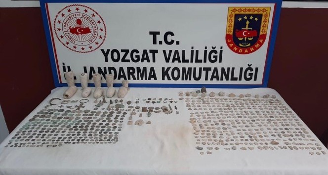 Yozgat’ta bir otomobilde 665 parça tarihi eser ele geçirildi
