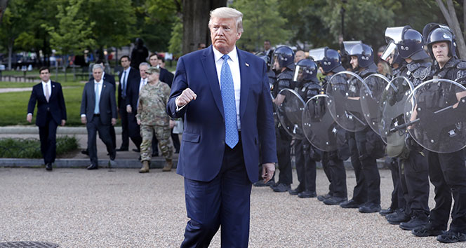 Trump protestoların ortasında Beyaz Saray’dan yürüyerek çıktı