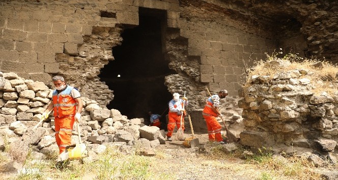 Diyarbakır Büyükşehir Belediyesi tarihi sur ve burçlarda temizlik çalışması başlattı