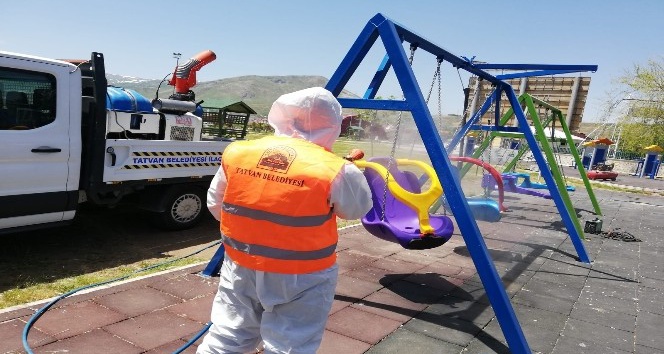 Tatvan’da parklar ve oyun grupları dezenfekte ediliyor