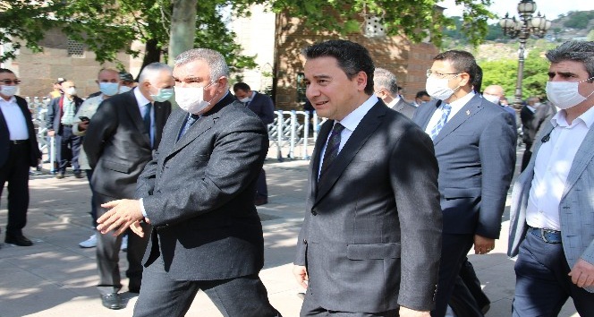 Refah Partisi eski Genel Başkanı Ahmet Tekdal son yolculuğuna uğurlandı