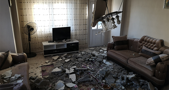 Mersin&#039;de 2 katlı evin salonunun tavanı çöktü