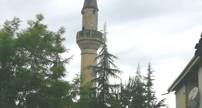 Tokat&#039;ta yıldırım düşen caminin minaresinde hasar meydana geldi