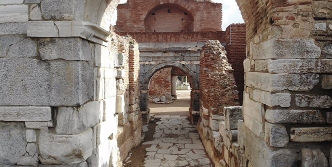 2 Bin yıllık Roma surlarını spreyle boyayıp, yanında ateş yaktılar