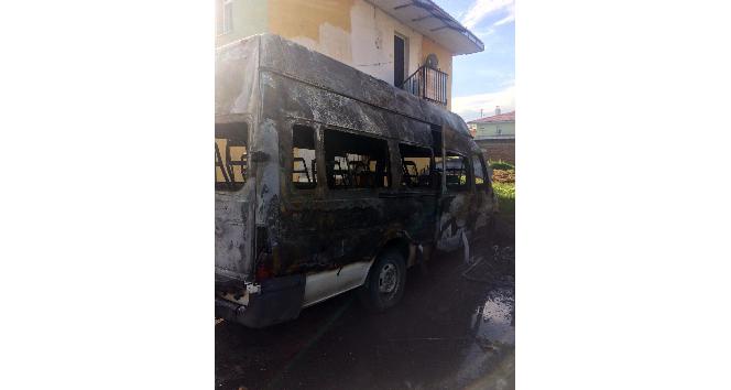 Mahalle muhtarına ait minibüs gece yarısı yandı