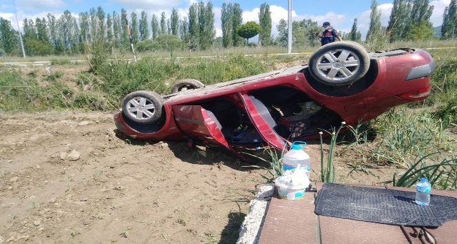 Uşak’ta otomobil şarampole devrildi: 2 yaralı
