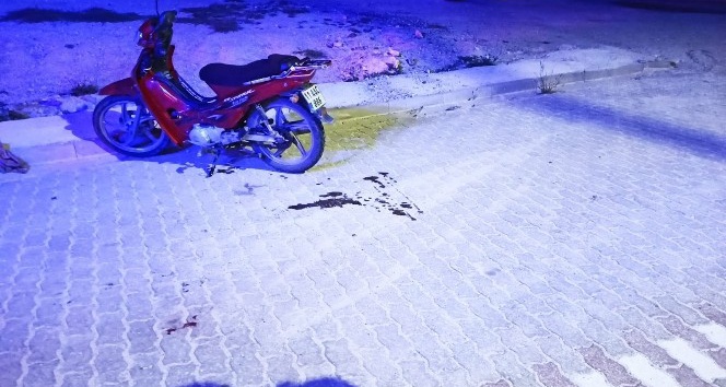 Seyir halindeki motosiklet devrildi; 2 kişi yaralı