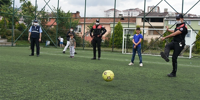 Çocuklar sokağa çıkma izinlerinde polis ve zabıta ekipleriyle futbol oynadılar, ip atladılar