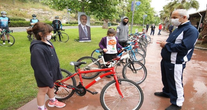 Dünya Bisiklet Günü’nde Başkan Büyükgöz çocuklara bisiklet hediye etti