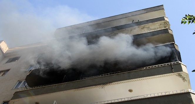 Diyarbakır’da yangın, ev kül oldu, apartman tahliye edildi