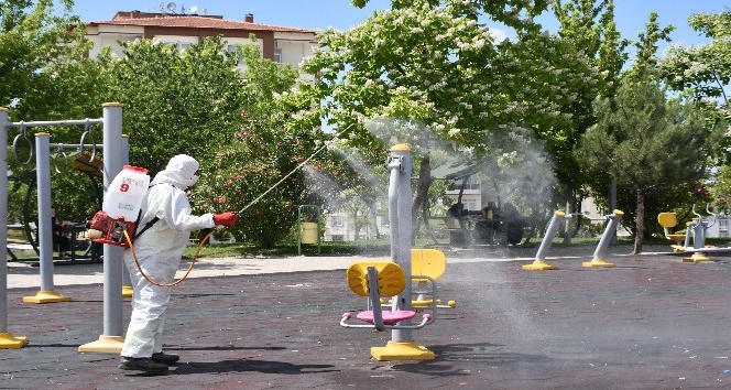 Gaziantep’te park ve bahçelere normalleşme temizliği