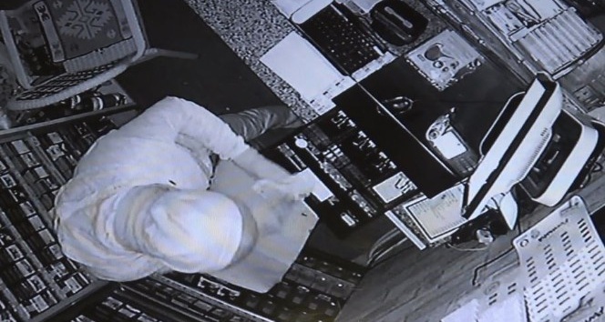Bolu’da, market hırsızlığı anbean güvenlik kamerasına yansıdı