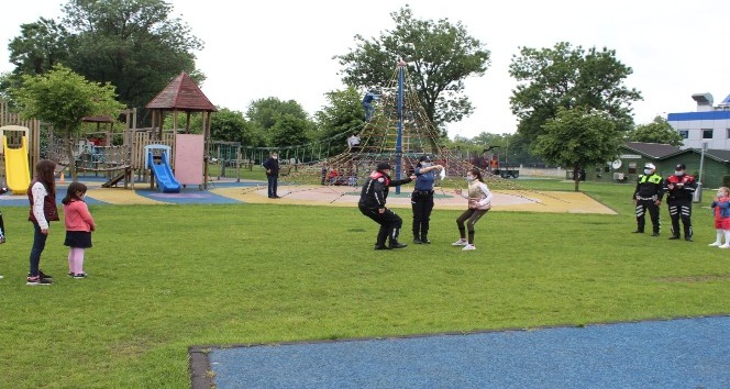 Polis ekipleri çocuklarla oyun oynadı