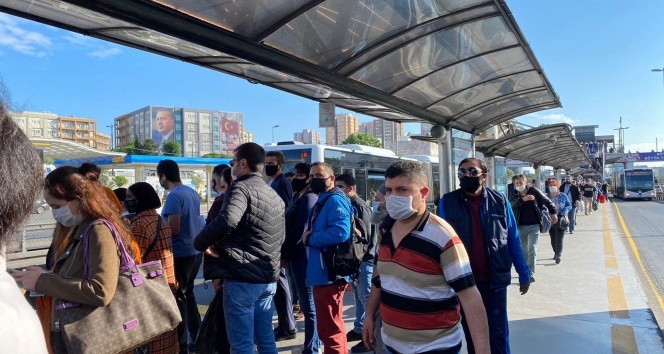 İstanbul’da toplu taşıma araçlarında ve duraklarda dikkat çeken yoğunluk