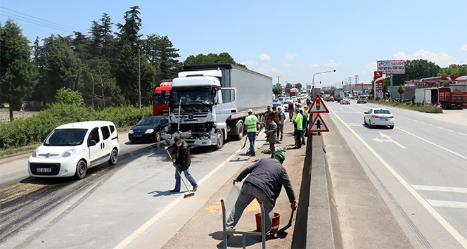 Sakarya’da, D-100 karayolunu kilitleyen 5 araçlık zincirleme trafik kazası