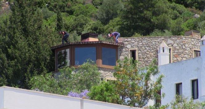 Firari Can Dündar&#039;ın villasının kaçak bölümleri yıkılıyor