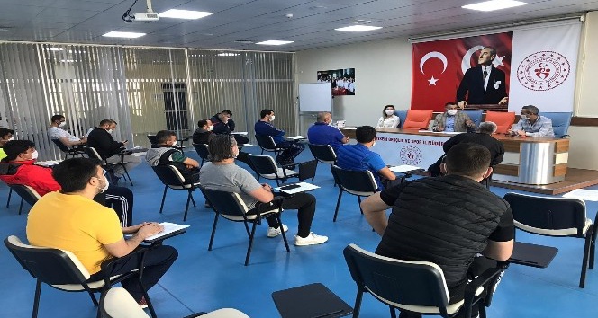 Gençlik ve Spor İl Müdürlüğü’nde antrenörlerle toplantı yapıldı