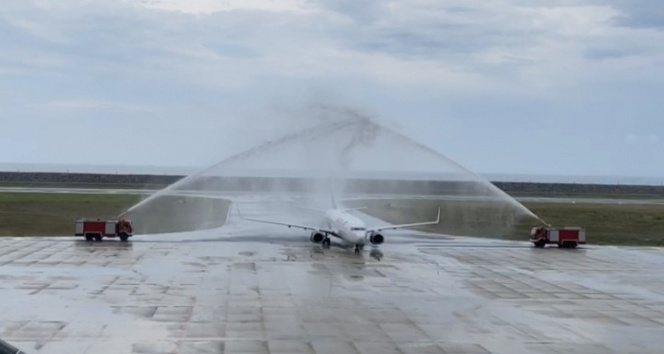 Ordu-Giresun Havaalanı&#039;ndaki ilk uçak seferine sulu karşılama