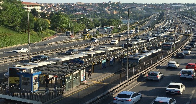 İstanbul’da trafikte ve metrobüslerde dikkat çeken yoğunluk