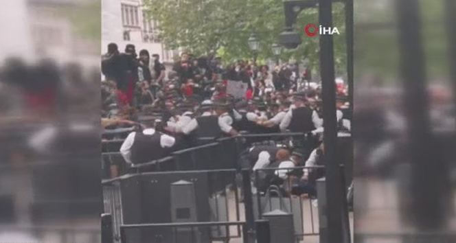 Londra&#039;da Floyd protestolarında polis şiddeti