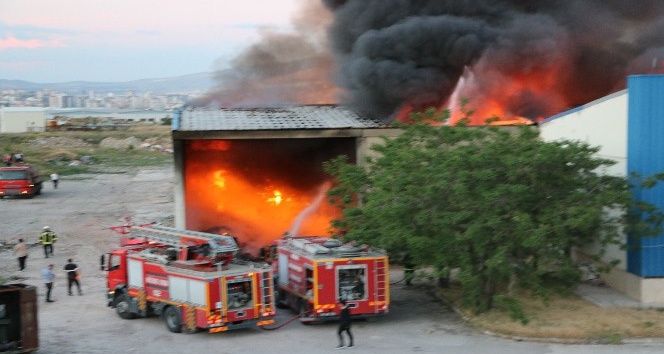 Niğde’de tekstil fabrikasının deposunda yangın