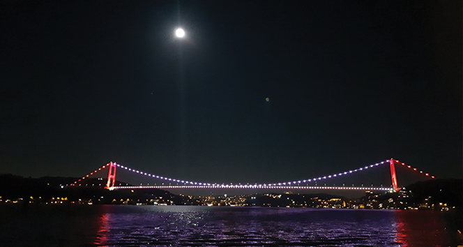 İstanbul&#039;daki dolunay manzarası göz kamaştırdı