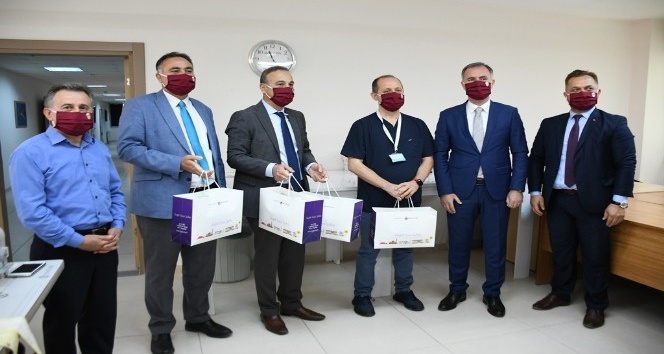 Çocuk hastaların maskeleri teslim edildi