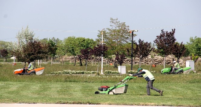 Van Büyükşehir Belediyesi park bakımlarına devam ediyor