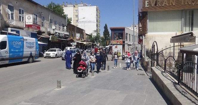 Çocuğunu alan çarşıya koştu