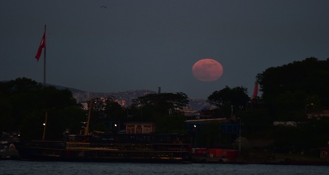 İstanbul’da Ay tutulmasından kartpostallık kareler