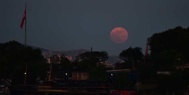 İstanbul'da Ay tutulmasından kartpostallık kareler