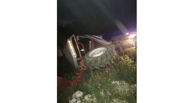 Uşak’ta otomobil ile traktör çarpıştı: 3 yaralı