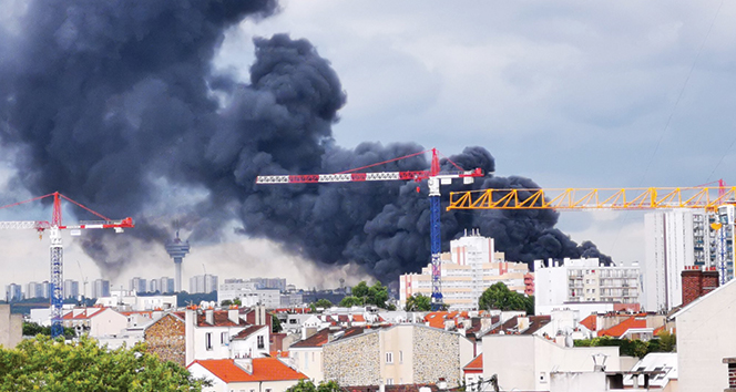 Fransa’da tekstil deposunda yangın