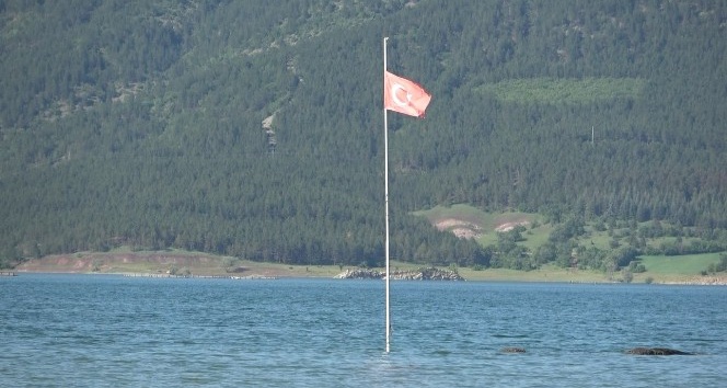 Sular yükseldi, sadece Türk bayrağı su yüzeyinde kaldı