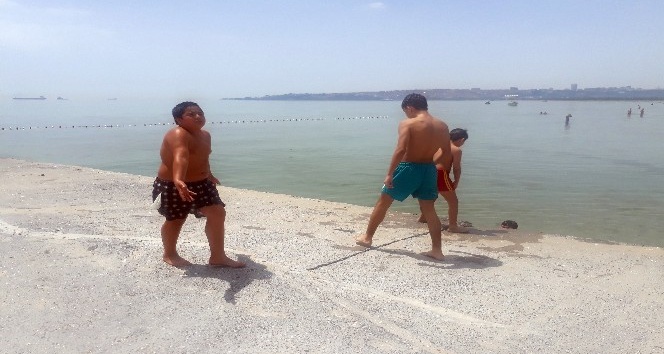 Vatandaşlar Menekşe Sahili’nde denize girdi