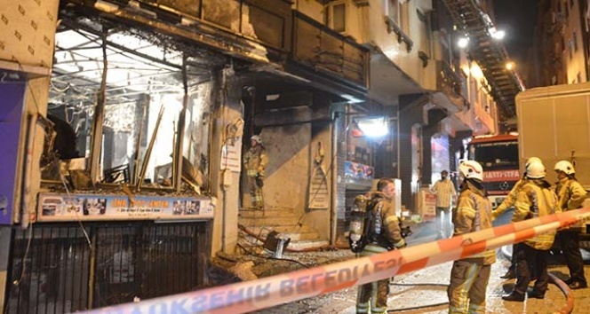 İstanbul&#039;da 4 katlı binayı saran yangında 2 kişi mahsur kaldı