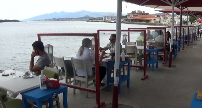 Aylar sonra sahil kenarında sosyal mesafeli kahvaltı keyfi