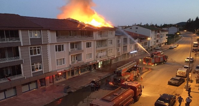Çatı bir anda alevlere teslim oldu