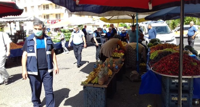 Semt pazarlarında 3 dilde anonslarla korona virüse dikkat çekiliyor