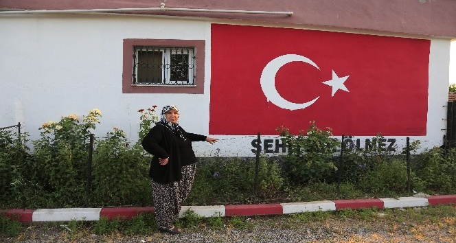 Şehit evi Türk bayrağına boyandı