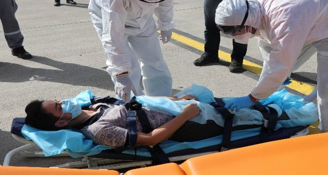 Ukrayna’da düşerek belini kıran genç, Türkiye’ye uçak ambulans ile getirildi