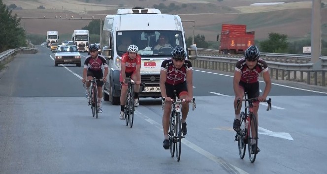 Milli sporcular, 680 kilometrelik yolu bisikletle gidiyor