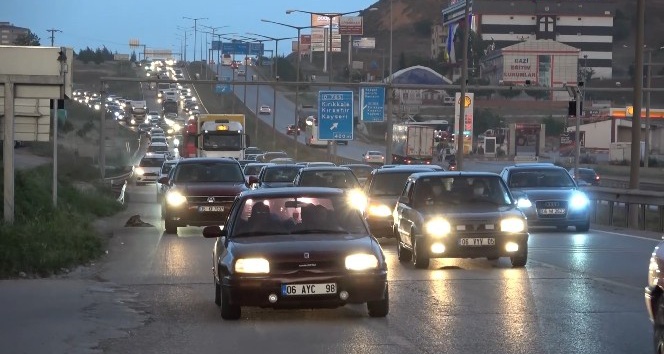 Türkiye yeniden yollara düştü: ’kilit kavşak’ta trafik yoğunluğu